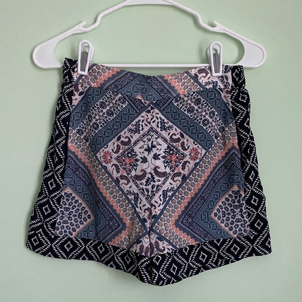 Xhilaration Pattern Fabric Shorts Size Small